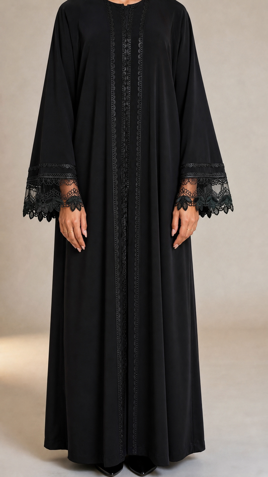 Abaya Naya noire en crêpe fluide - liseré et poignets en dentelle brodée, vue de face