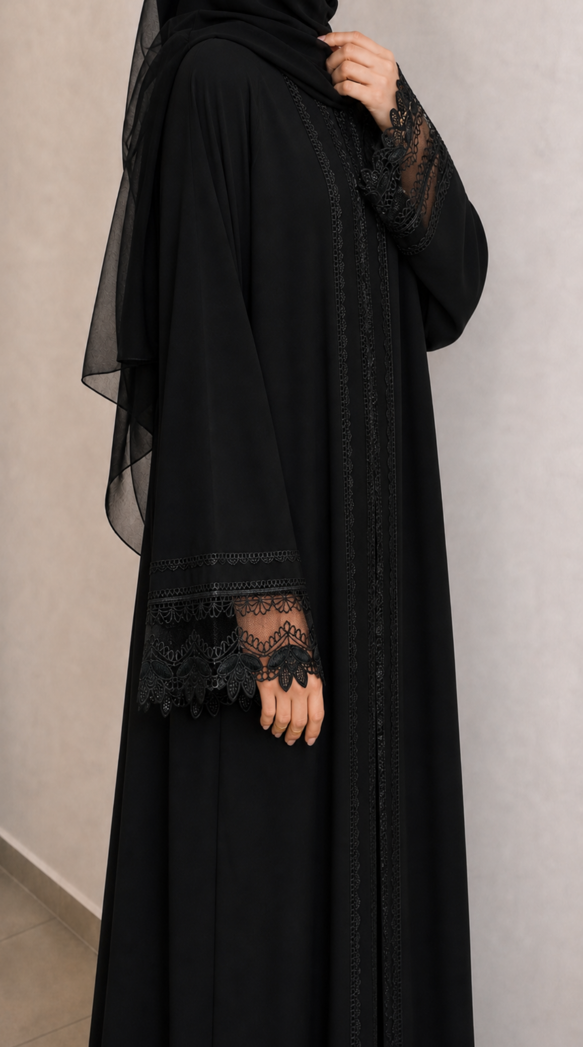 Abaya Femme Noire Nidah Coréen Dentelle Fleurie Manches Brodées – Abaya Naya