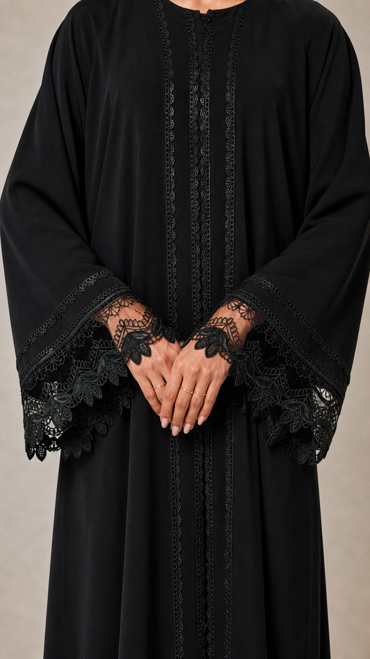 Détail des poignets en dentelle brodée et ligne boutonnée - Abaya Naya noire