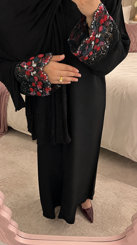 Abaya Femme Violette et Rouge Nidah Coréen Dentelle Fleurie Manches Brodées – Abaya Lyna
