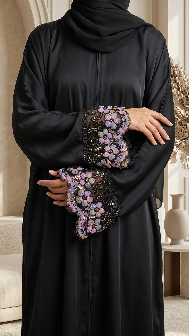 Détails des manches de l’Abaya Lyna avec dentelle fleurie et sequins