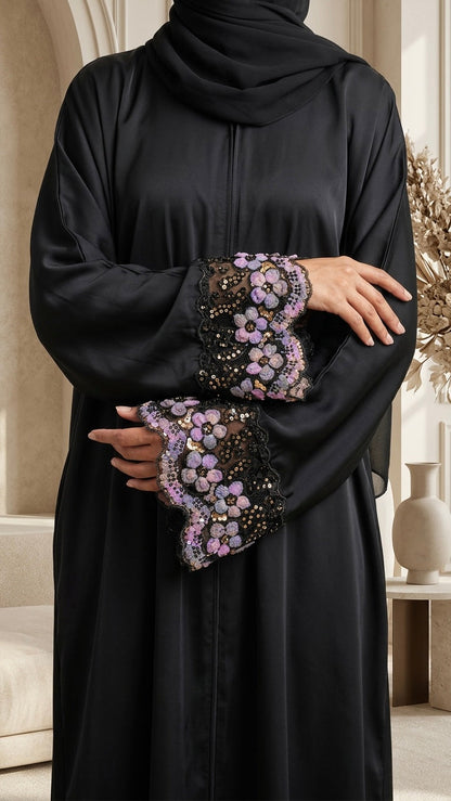 Détails des manches de l’Abaya Lyna avec dentelle fleurie et sequins