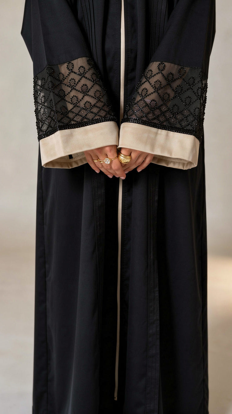 Détails des manches de l’Abaya Noor avec dentelle et sequins