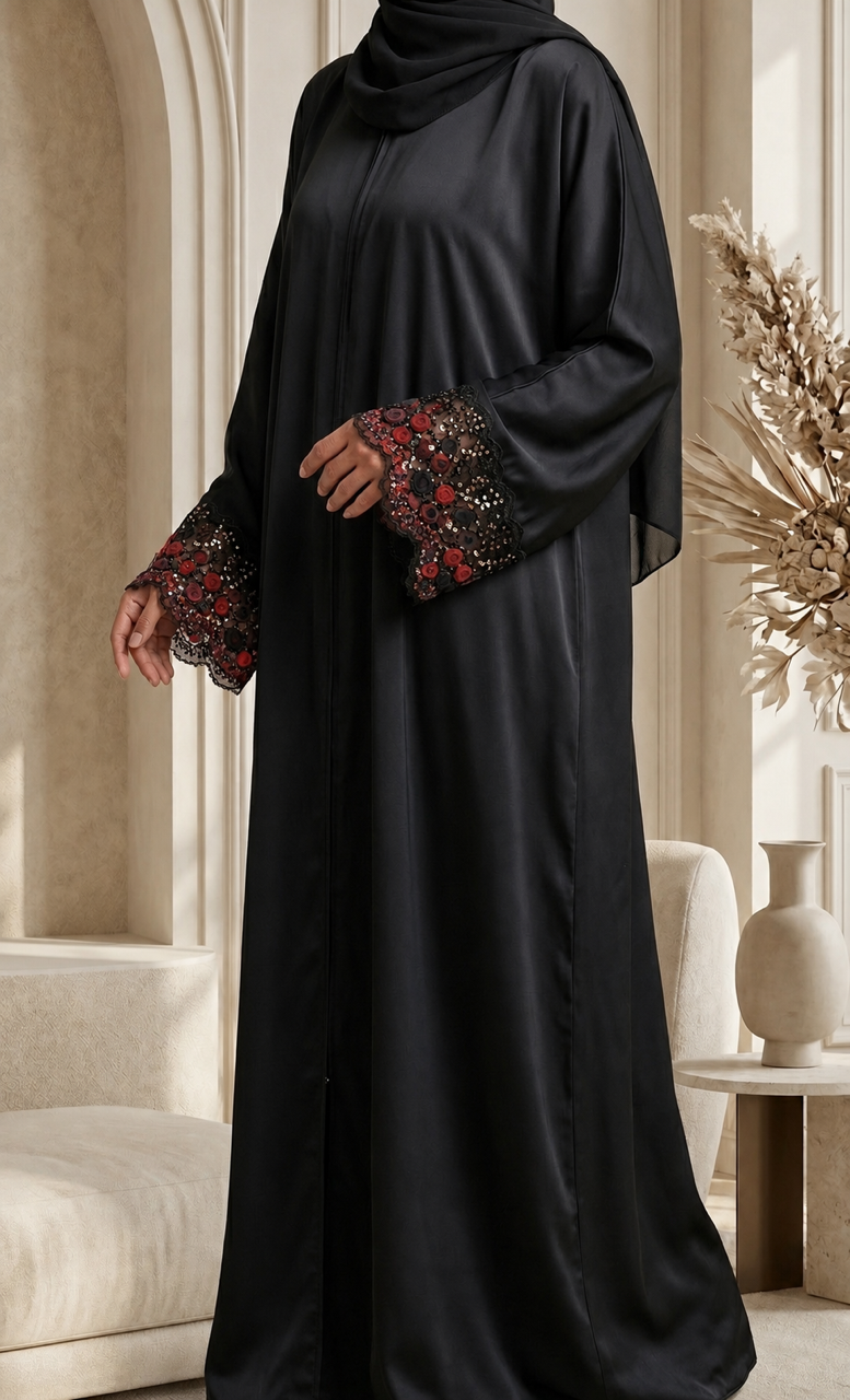 Abaya Lyna Rouge - abaya noire vue de profil, décor arche et manches brodées de roses bordeaux