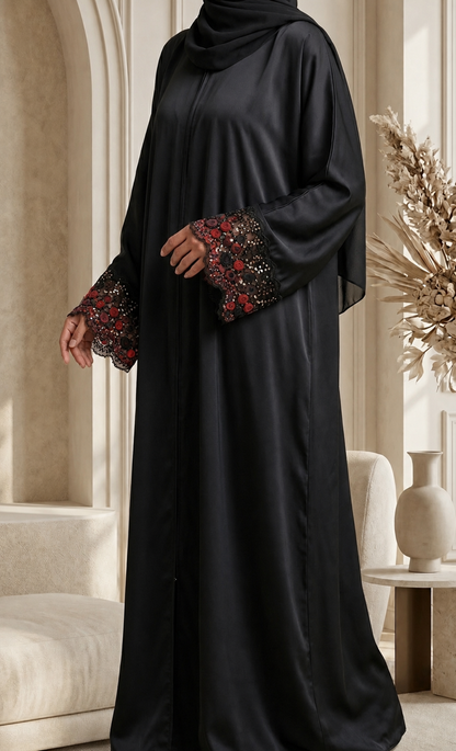Abaya Lyna Rouge - abaya noire vue de profil, décor arche et manches brodées de roses bordeaux