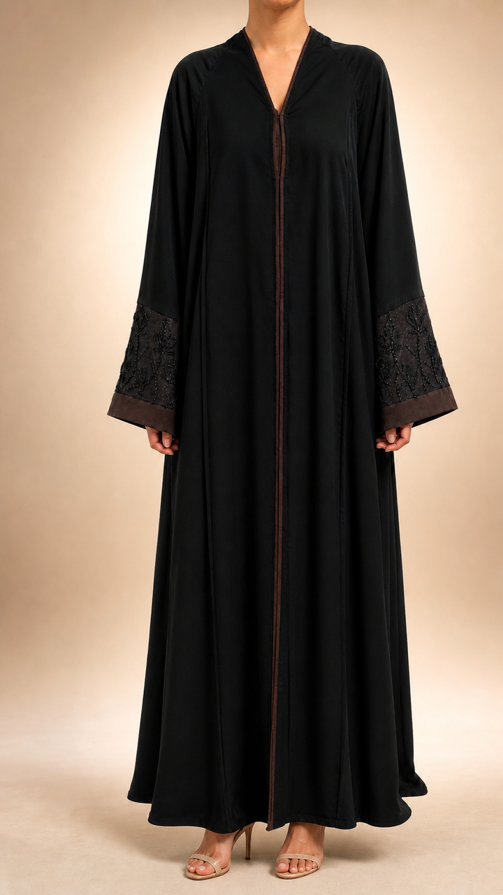 Abaya Qamar noire élégante avec liseré marron et manches brodées - vue de face