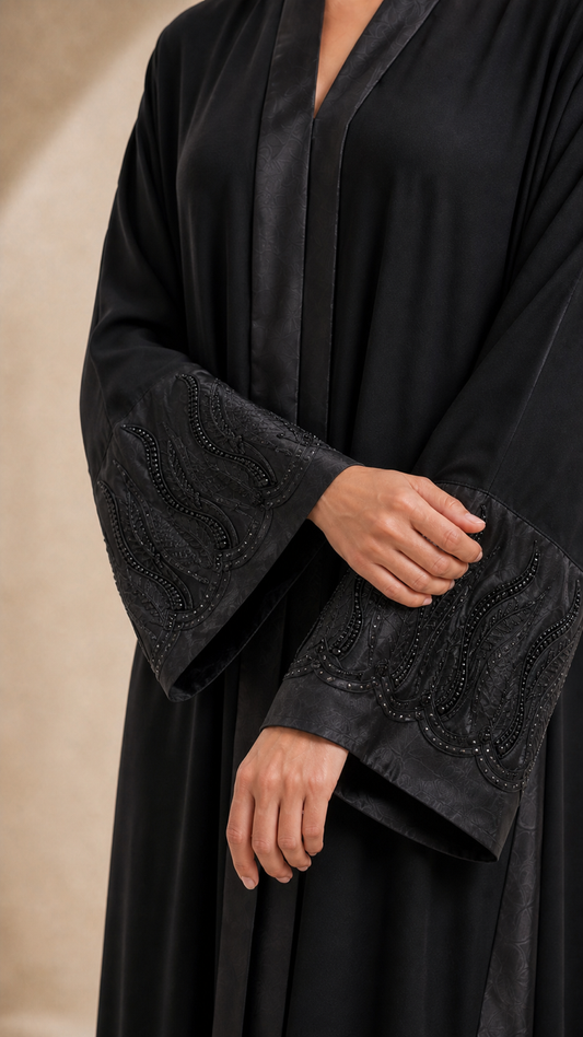 Détail de la broderie perlée en vagues sur les manches - Abaya Layl