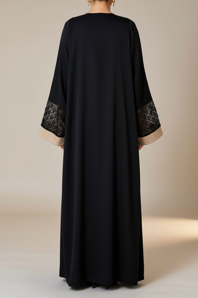 Abaya Noor noire en Nidah - vue de dos, poignets brodés identiques aux deux manches