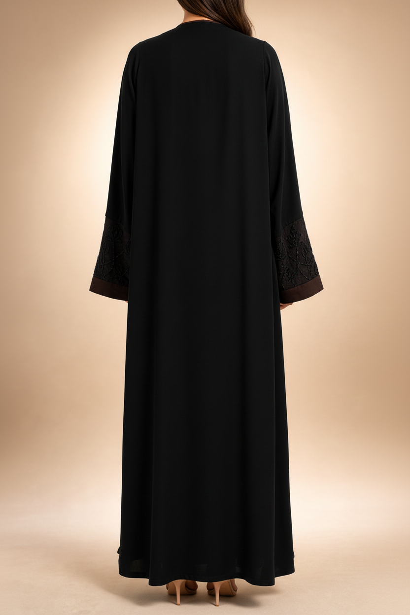 Abaya Qamar noire à liseré marron brodé - vue de dos, coupe évasée