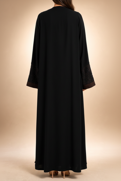 Abaya Qamar noire à liseré marron brodé - vue de dos, coupe évasée