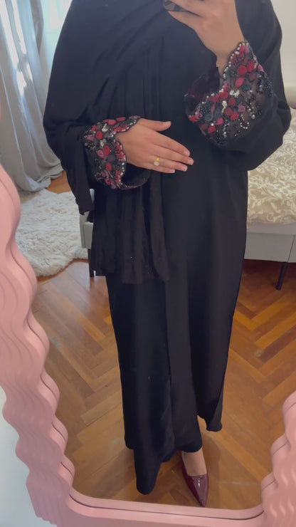 Abaya Femme Violette et Rouge Nidah Coréen Dentelle Fleurie Manches Brodées – Abaya Lyna